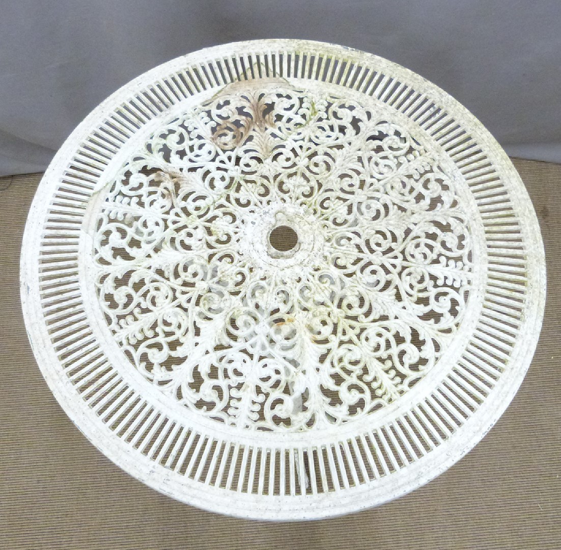 A decorative cast metal circular garden table and four chairs, diameter 80cm, height 70cm - Image 3 of 4