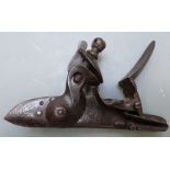 East India Company Brown Bess style flintlock gun lock with engraved lion crest, 15cm long.