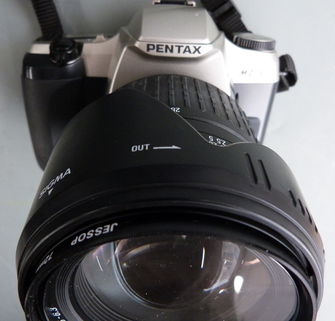 Pentax MZ-30 SLR camera with 28-300mm 1:3.5-6.3 and 70-300 1:4-5.6 Sigma zoom lenses, together - Image 4 of 5