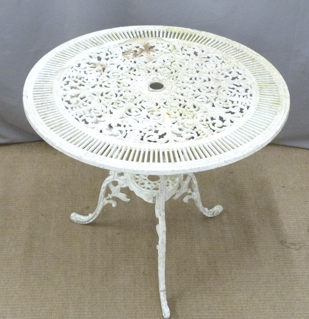 A decorative cast metal circular garden table and four chairs, diameter 80cm, height 70cm - Image 4 of 4