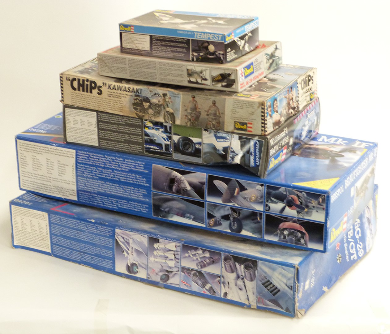 Five Revell 1:32, 1:24 and 1:72 scale plastic model kits including MiG-29 UB/GT 04751, Bristol