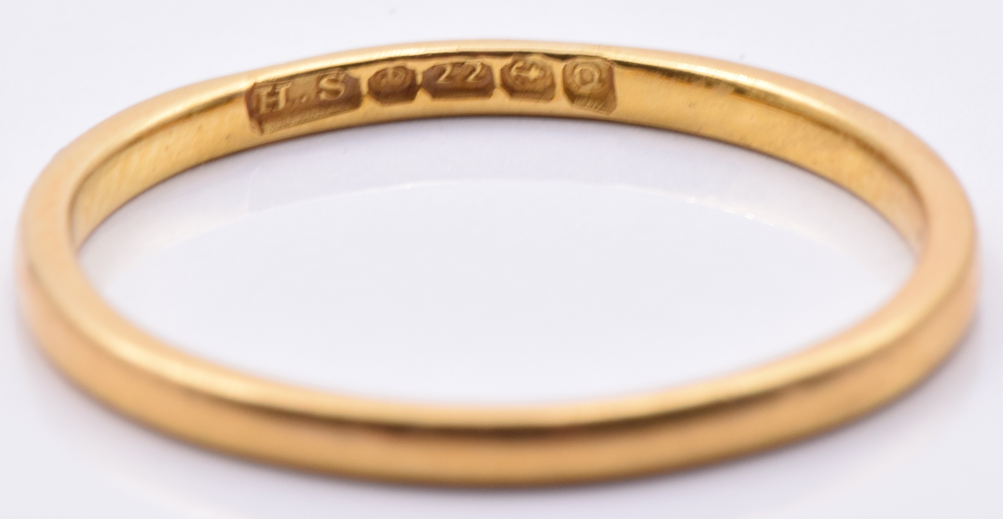 A 22ct gold wedding band/ ring, 1.9g, size O - Image 2 of 2