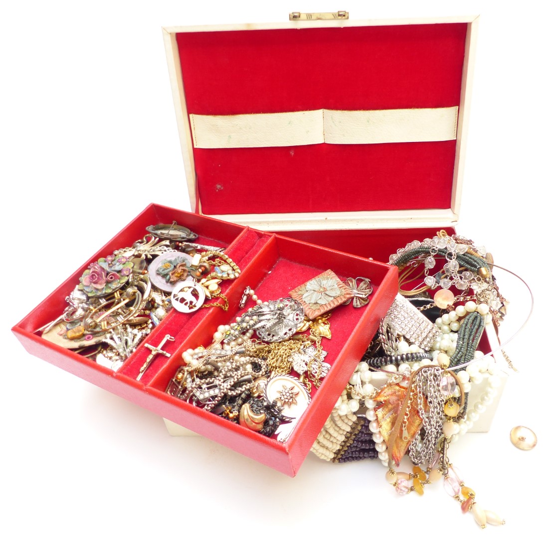 A collection of jewellery including vintage brooches including Hollywood, beads, crystal necklace,