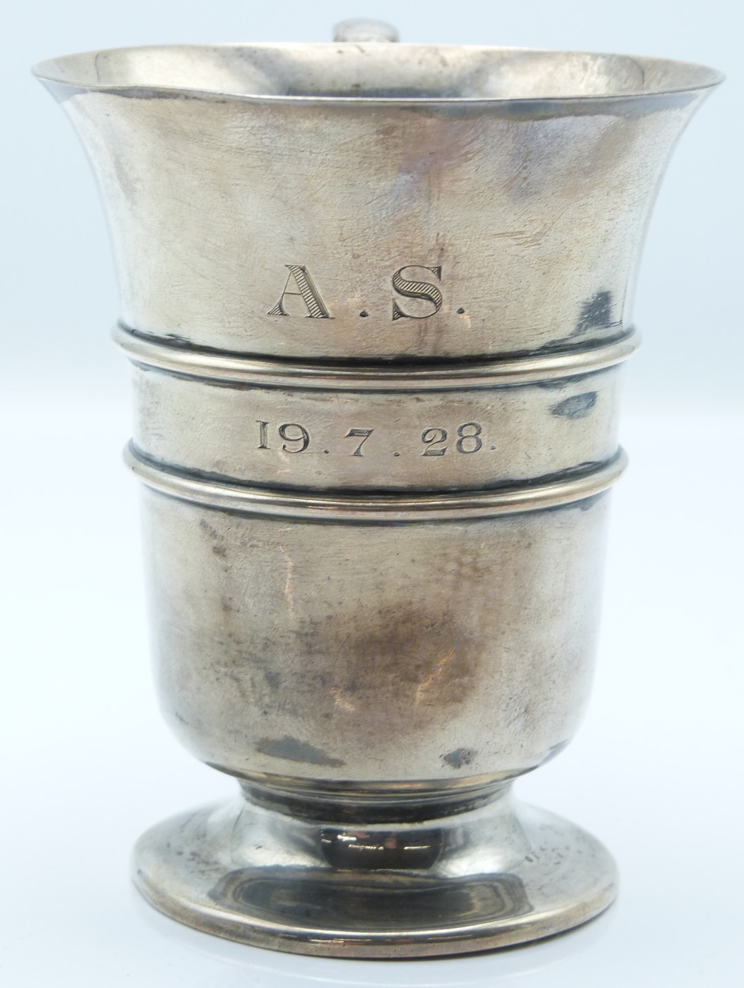 Edward VII hallmarked silver pedestal cup, Sheffield 1903 maker Lee and Wigfull, height 10cm, weight - Image 2 of 3