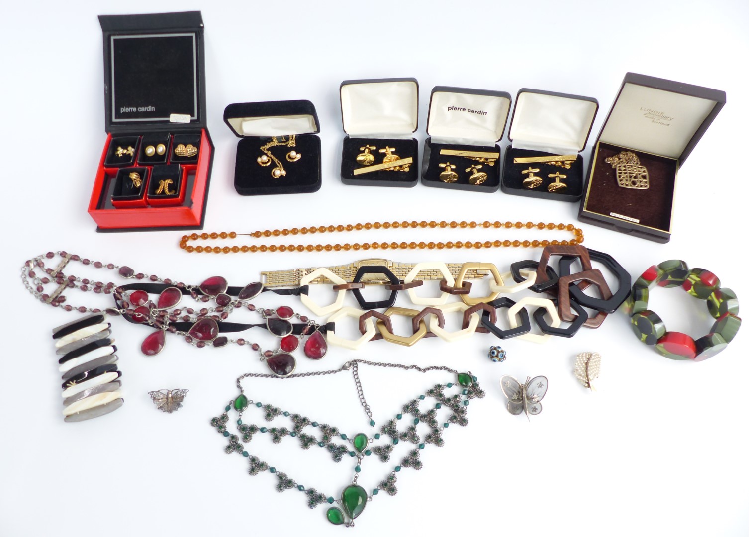 A collection of costume jewellery including beads, silver ring etc - Image 2 of 4