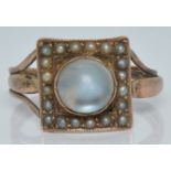 Victorian ring set with a moonstone surrounded by seed pearls, 3.4g