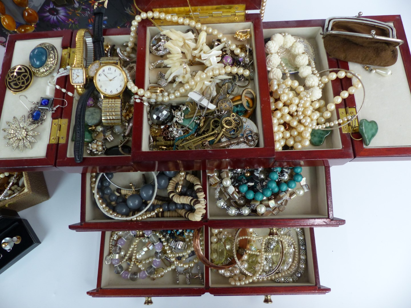 A collection of costume jewellery including beads, vintage brooches etc - Image 3 of 7