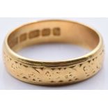 An 18ct gold ring with chased decoration, 4.1g, size L/M