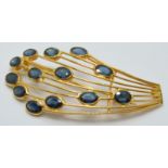 An 18k gold brooch set with oval sapphires, 2.4 x 3.5cm, 2g