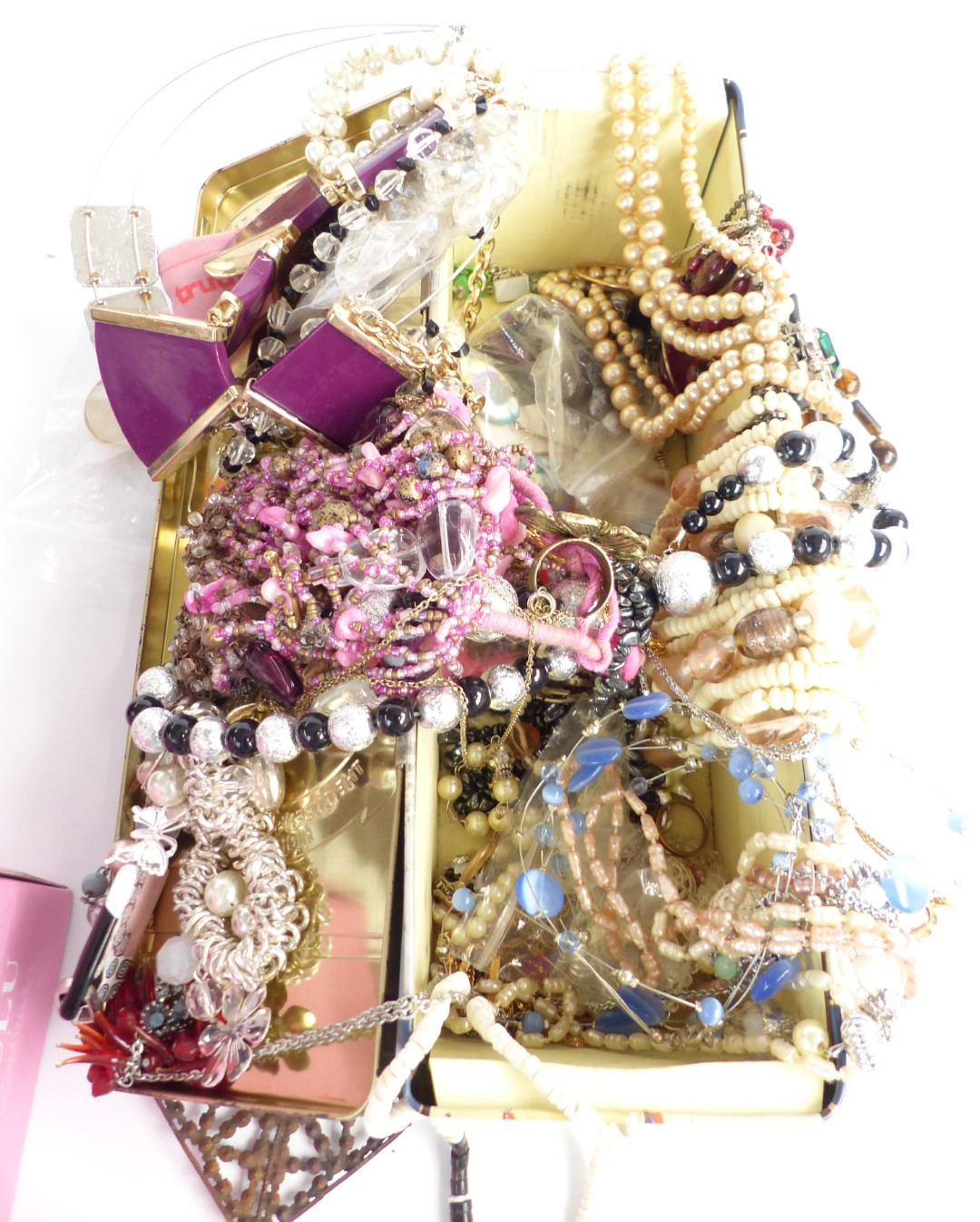 A collection of costume jewellery including vintage earrings, paste buckle, crystal beads etc - Image 4 of 7