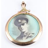 Victorian 9ct gold locket set with photographs, diameter 3.6cm