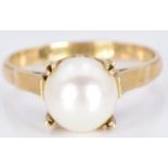 An 18k gold ring set with a pearl, 3.0g, size L/M