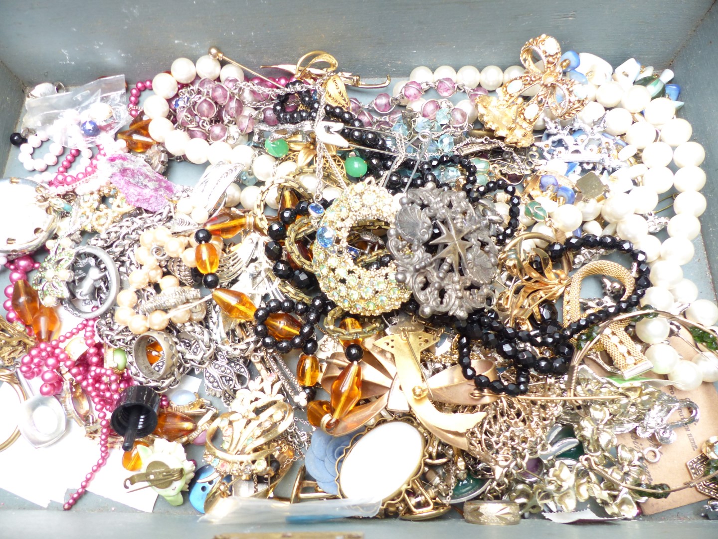 A collection of costume jewellery including vintage brooches, vintage beads, Jorgen Jensen pendant - Image 2 of 4