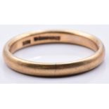 A 9ct gold wedding band/ ring, 3.7g, size T