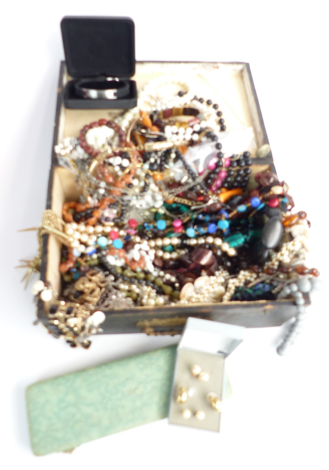 A collection of costume jewellery including vintage earrings, paste buckle, crystal beads etc - Image 6 of 7