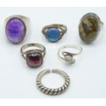 Six silver rings set with amethyst, labradorite, garnet, moonstone etc. 47.5g.