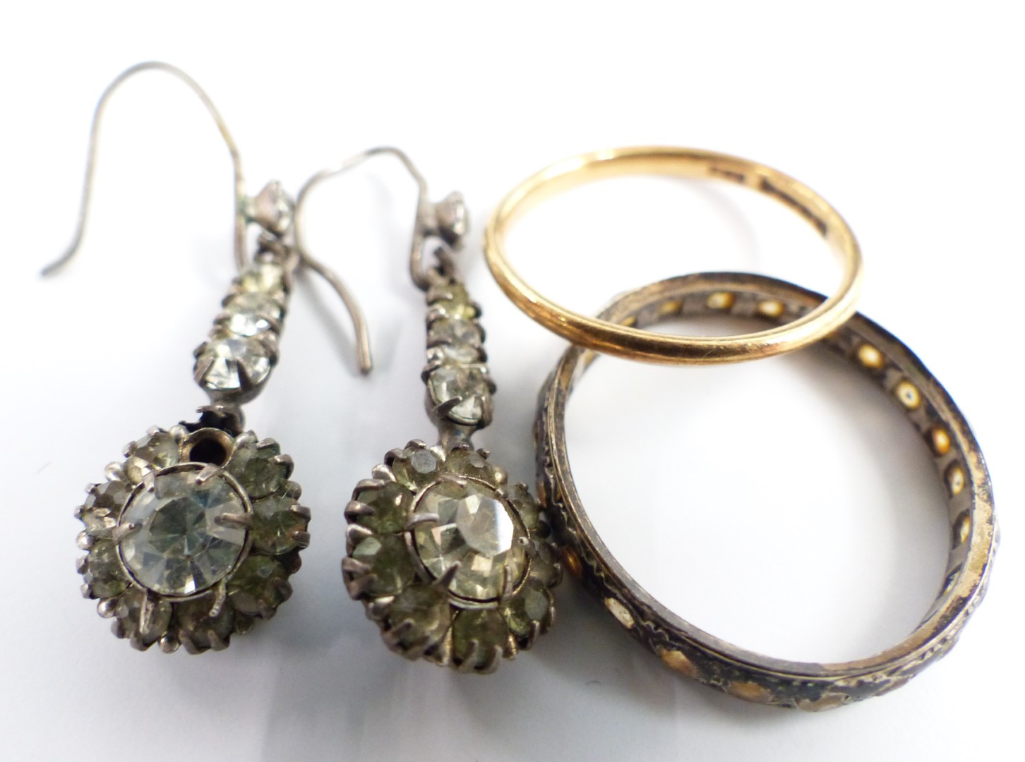 A collection of costume jewellery including a silver eternity ring, 9ct gold ring, vintage - Image 2 of 6