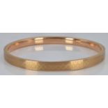 Art Deco 9ct gold engine turned flapper bangle, 9.9g