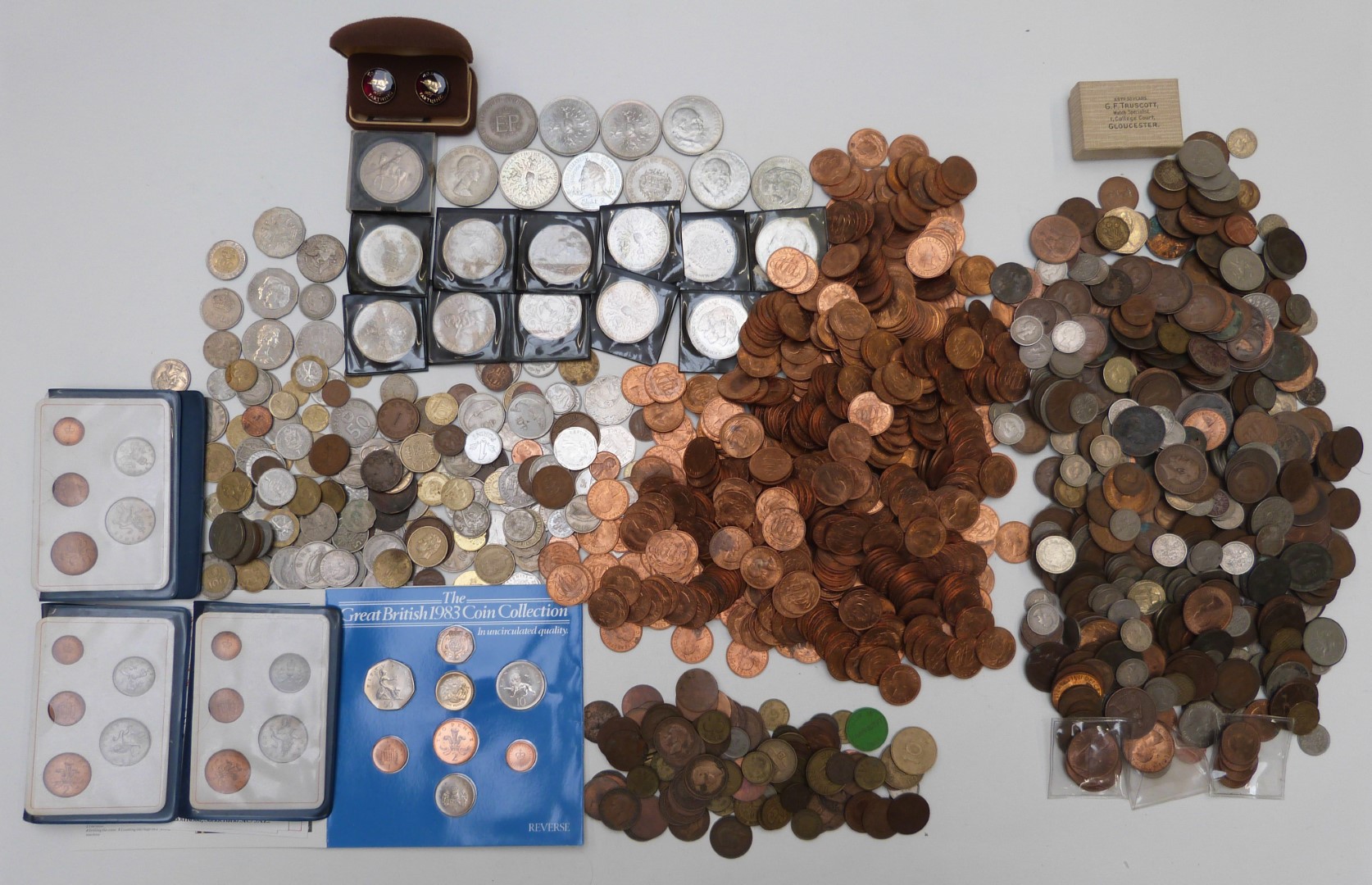 An amateur collection comprising UK sundry coinage George II onwards, overseas 19thC onwards, modern