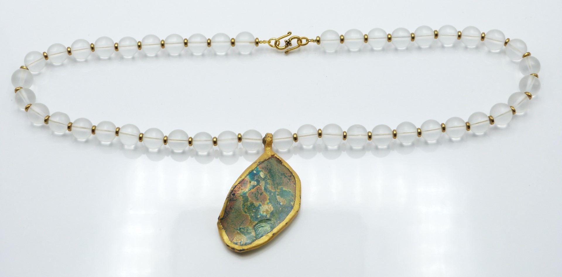 A rock crystal necklace with Roman glass pendant