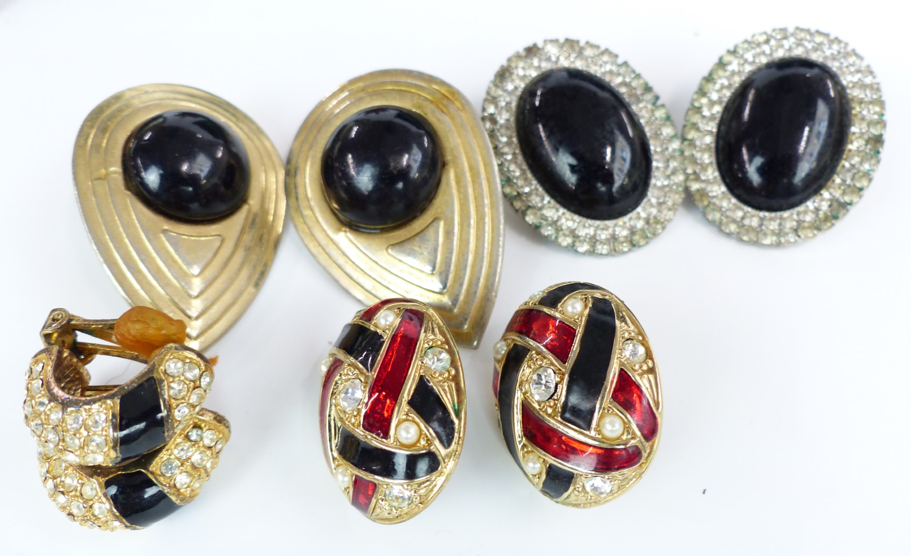 A collection of costume jewellery including a silver eternity ring, 9ct gold ring, vintage - Image 4 of 6