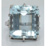 An 18ct white gold ring set with an emerald cut aquamarine of approximately 25ct, 9.7g, size P