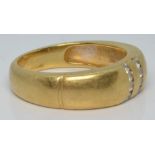 A yellow metal ring set with paste, 4.6g, size M/N