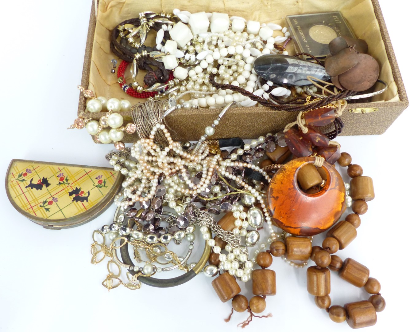 A collection of costume jewellery including beads, vintage brooches etc - Image 5 of 7