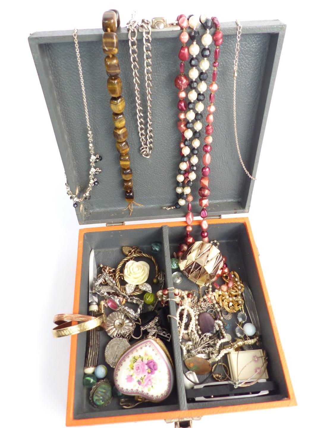 A collection of costume jewellery including beads, brooches, tiger's eye, silver pencil, silver - Image 9 of 10