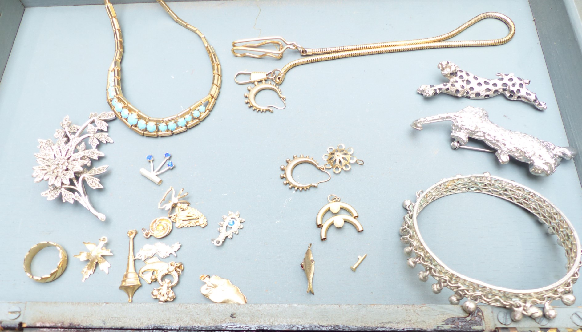 A collection of costume jewellery including vintage brooches, vintage beads, Jorgen Jensen pendant - Image 3 of 4