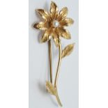 A 9ct gold brooch in the form of a flower set with a pearl, 2.5 x 5.5cm, 4.5g