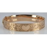Edwardian 9ct gold bangle with heart shaped vacant cartouche, Chester 1909, 10.5g