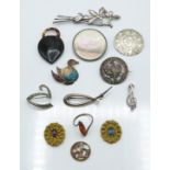 Eight silver brooches, silver ring, Victorian vinaigrette and tortoiseshell padlock. 91.4g.