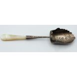 Edward VII hallmarked silver caddy spoon or scoop with mother of pearl handle, Birmingham 1902