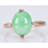 A 14k gold ring set with a jadeite cabochon, 2.6g, size K