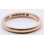 A 9ct gold wedding band/ ring, 2.2g, size M
