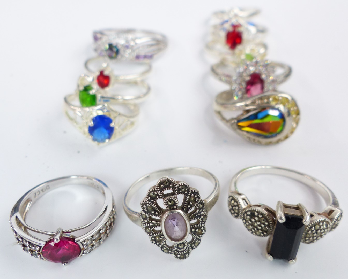 A collection of costume jewellery including vintage beads, silver rings etc - Image 3 of 6