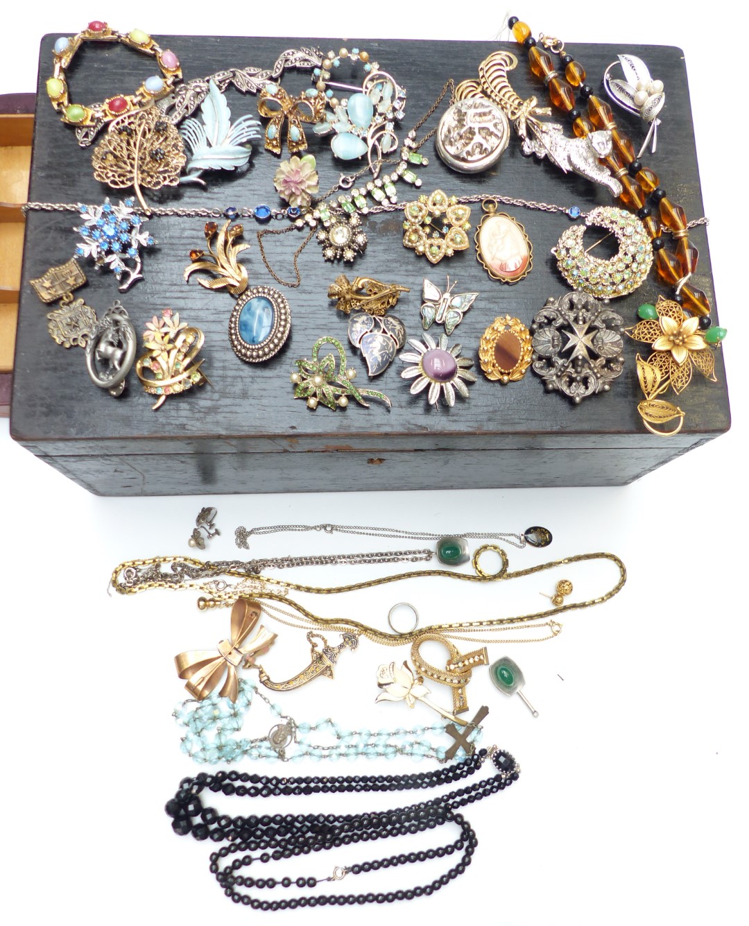 A collection of costume jewellery including vintage brooches, vintage beads, Jorgen Jensen pendant - Image 4 of 4