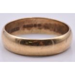 A 9ct gold wedding band/ ring, 2.5g, size L