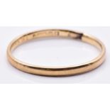A 9ct gold wedding band/ ring, 1.0g, size N