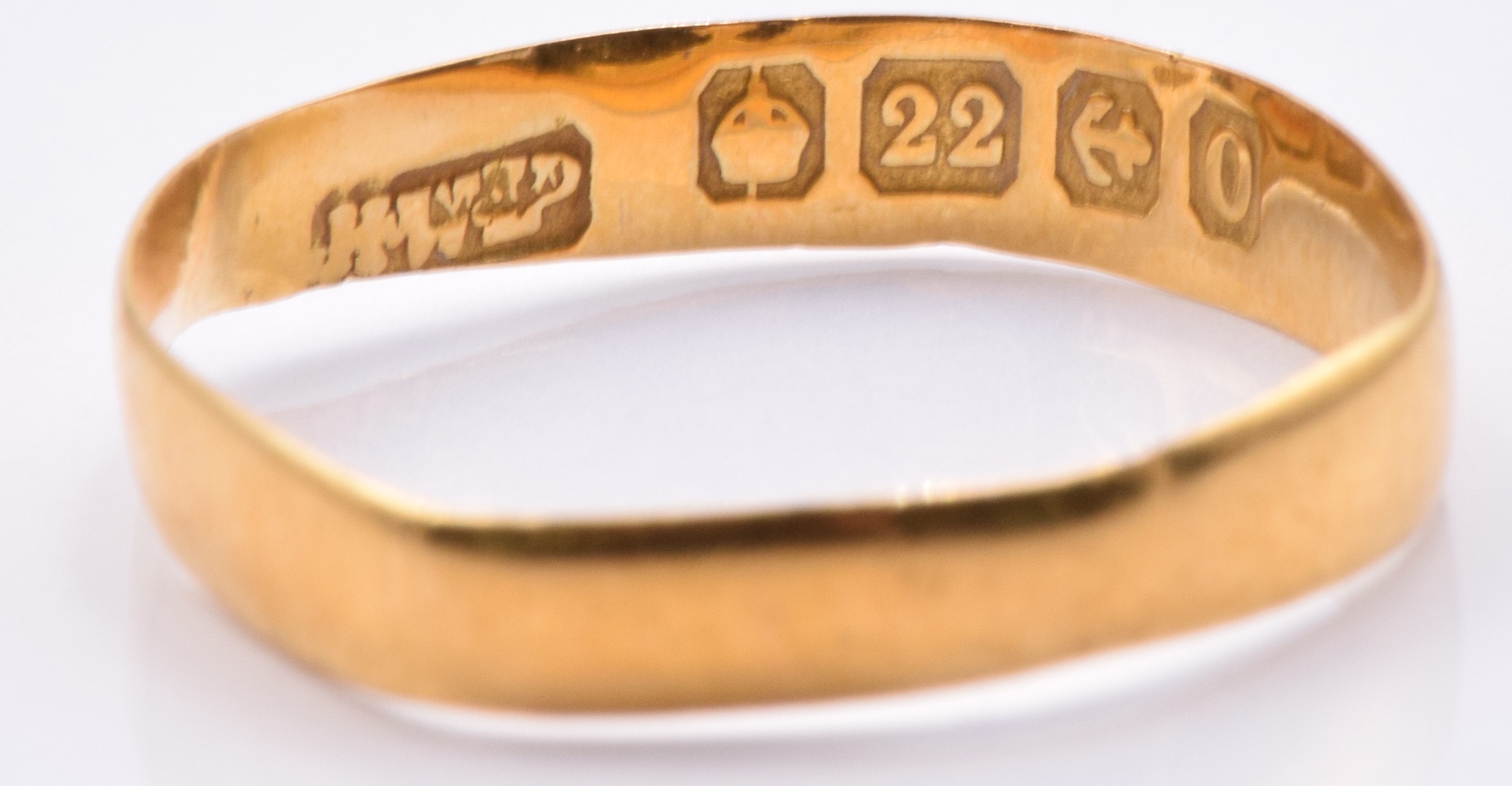 A 22ct gold wedding band/ ring, Birmingham 1913, 1.1g, size J - Image 2 of 2