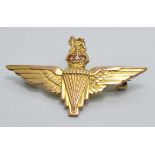 A 9ct gold Parachute Regiment brooch set with enamel, 5.7g