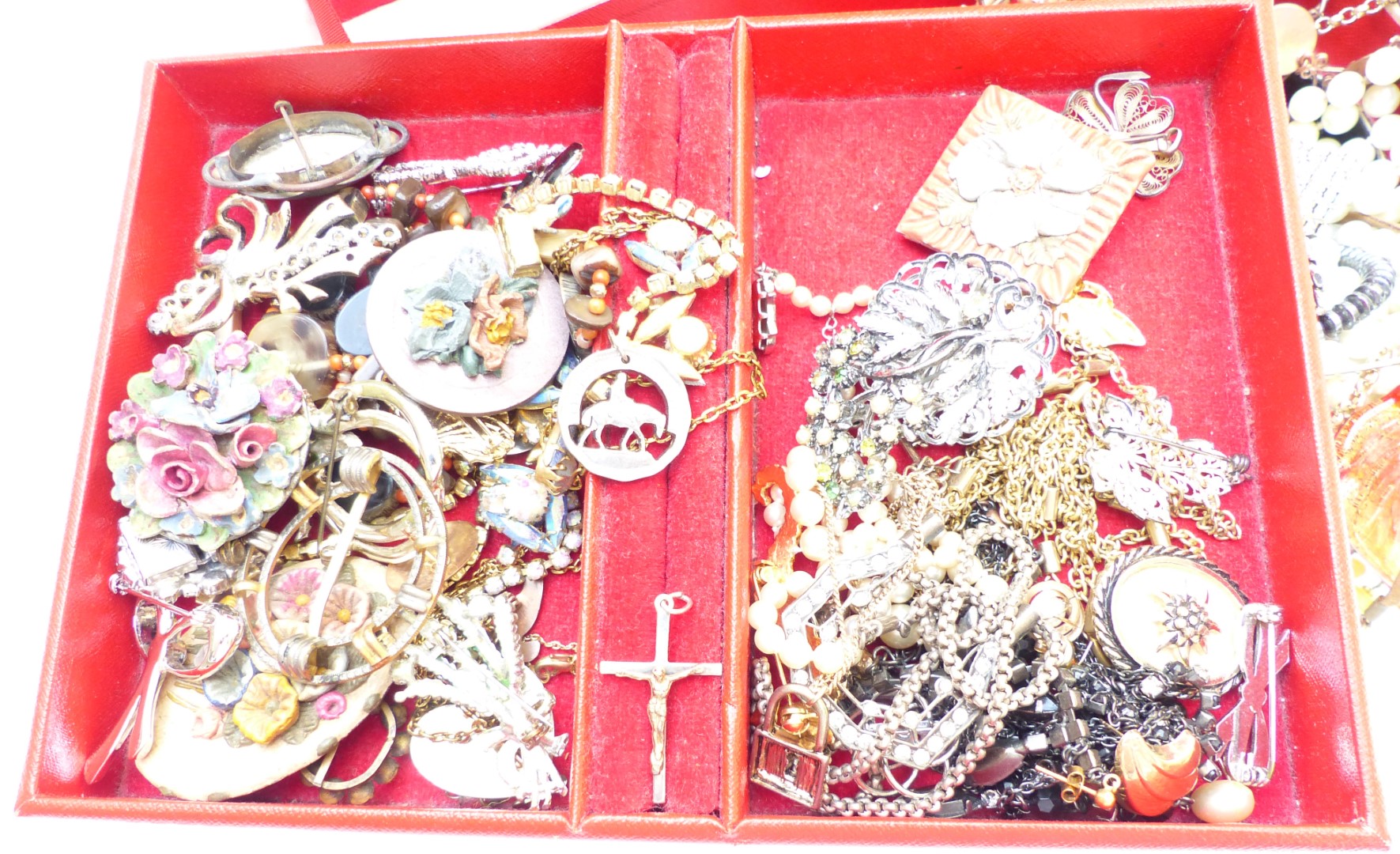 A collection of jewellery including vintage brooches including Hollywood, beads, crystal necklace, - Image 2 of 4
