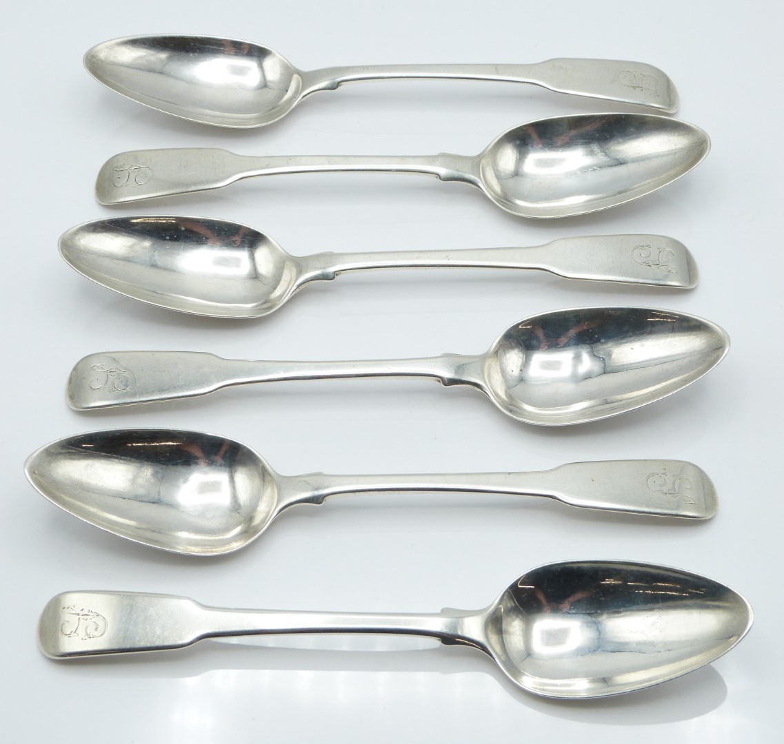 Set of six Georgian hallmarked silver fiddle pattern dessert spoons, London 1792 maker George