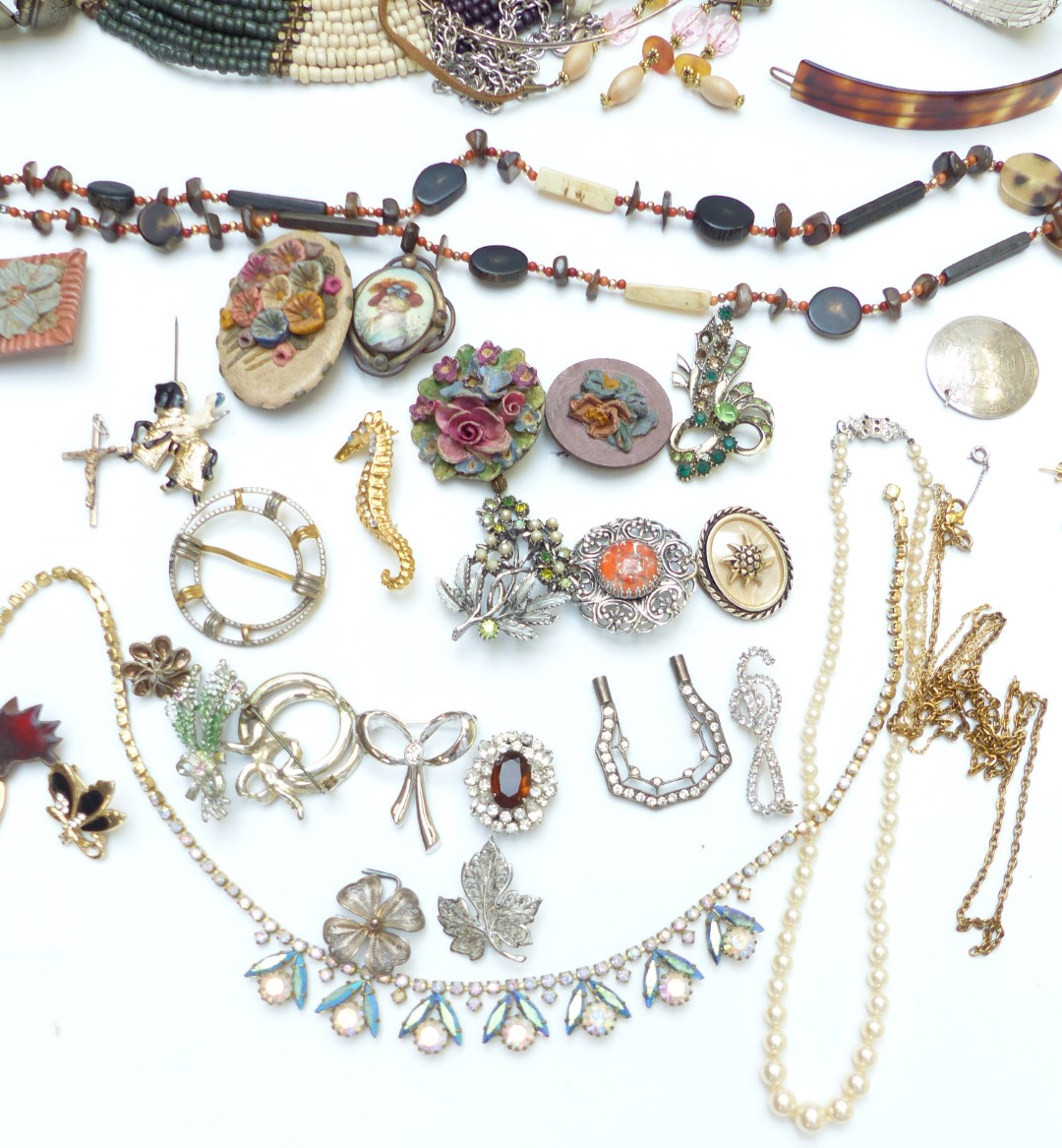 A collection of jewellery including vintage brooches including Hollywood, beads, crystal necklace, - Image 3 of 4