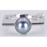 An 18ct white gold ring set with a grey pearl, 6.8g, size O