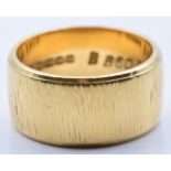 An 18ct gold wedding band/ ring with bark effect textured decoration, 9.4g, size K