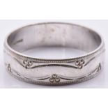 A 9ct white gold ring with engraved foliate decoration, 3.8g, size V