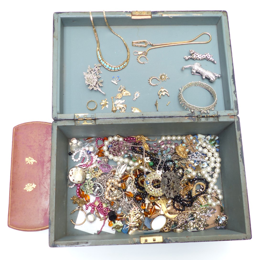 A collection of costume jewellery including vintage brooches, vintage beads, Jorgen Jensen pendant