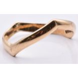 A 9ct gold wishbone ring, 1.4g, size K